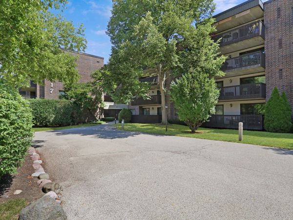 917 Vose Drive , Unit 405, Gurnee, IL 60031
