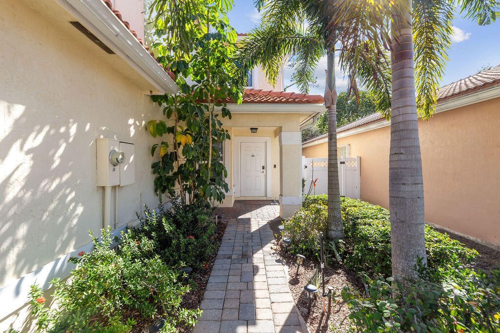 6384 Adriatic Way, West Palm Beach, FL 33413 Photo