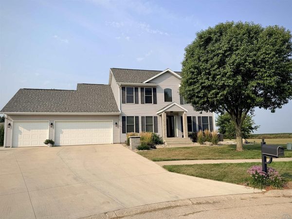 804 Prairie LN, Storm Lake, IA 50588