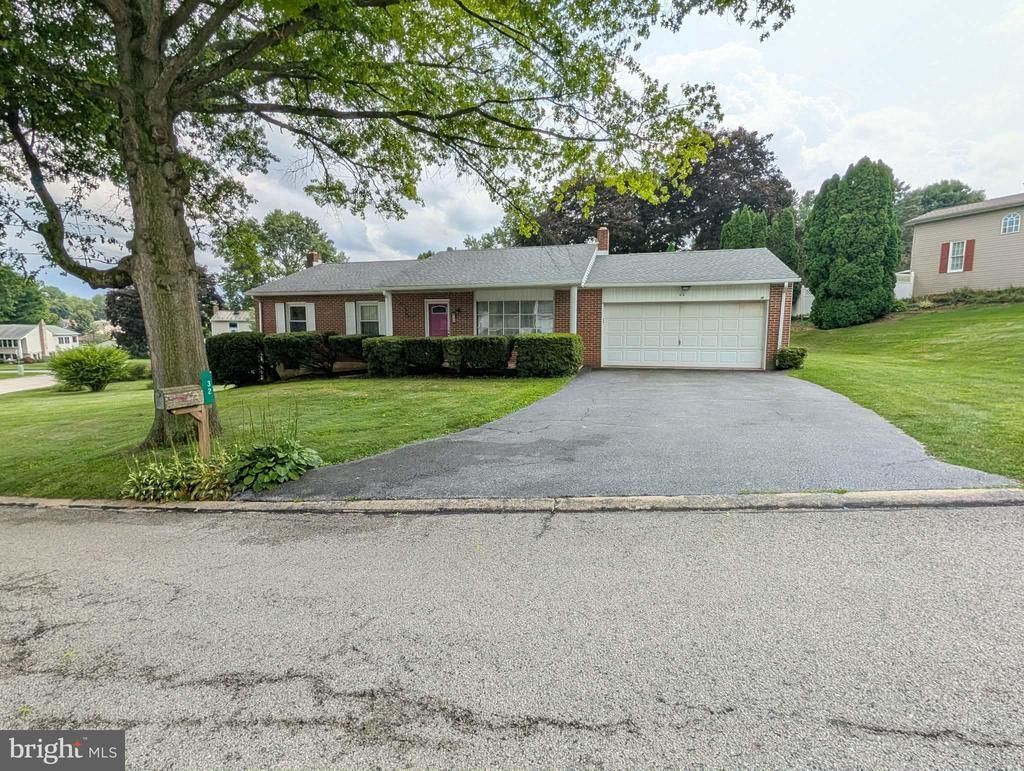 32 STRASSBURG CIRCLE, SHREWSBURY, PA 17361
