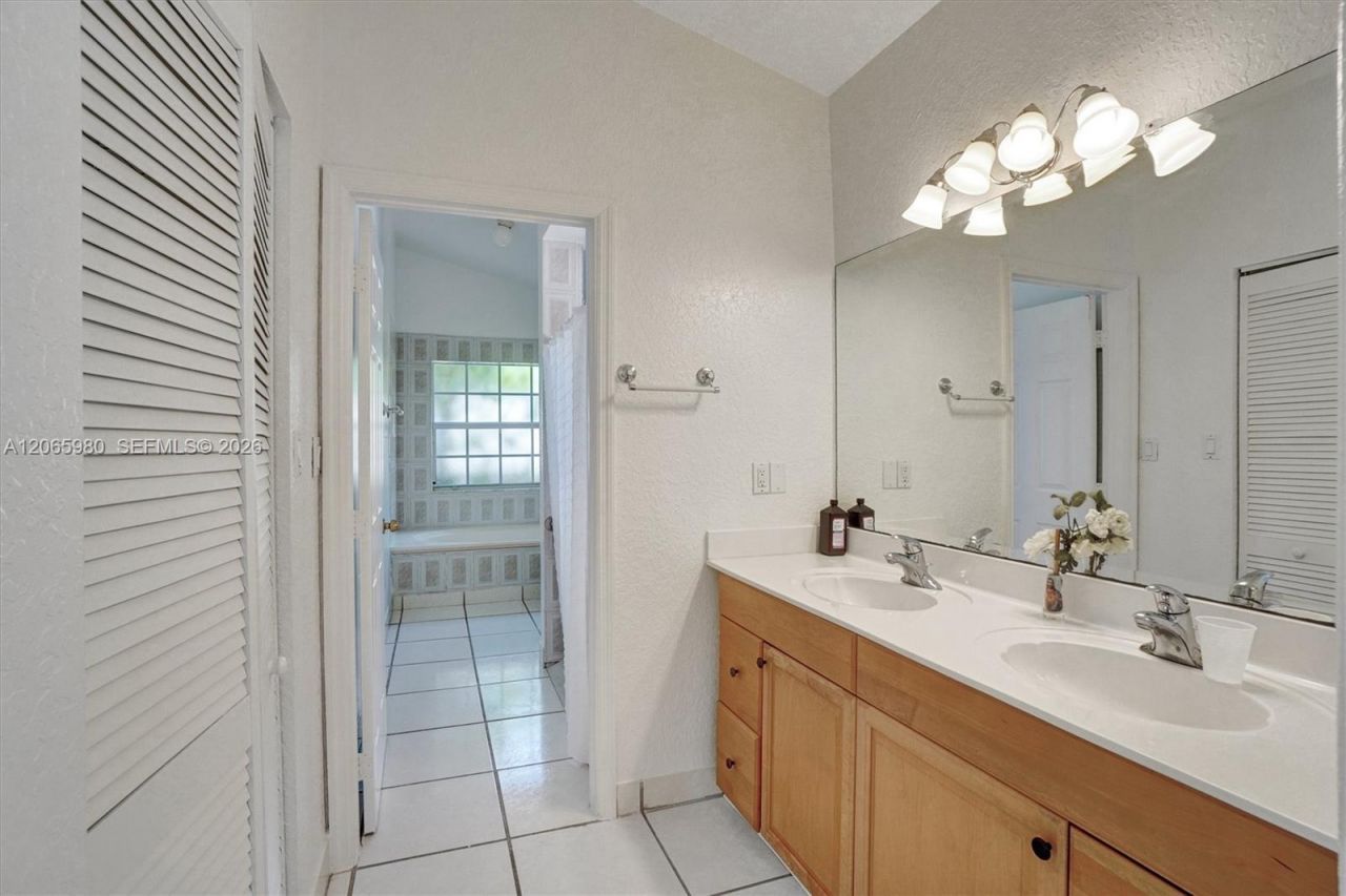 25 Ludlam Dr, Miami Springs, FL 33166 Photo