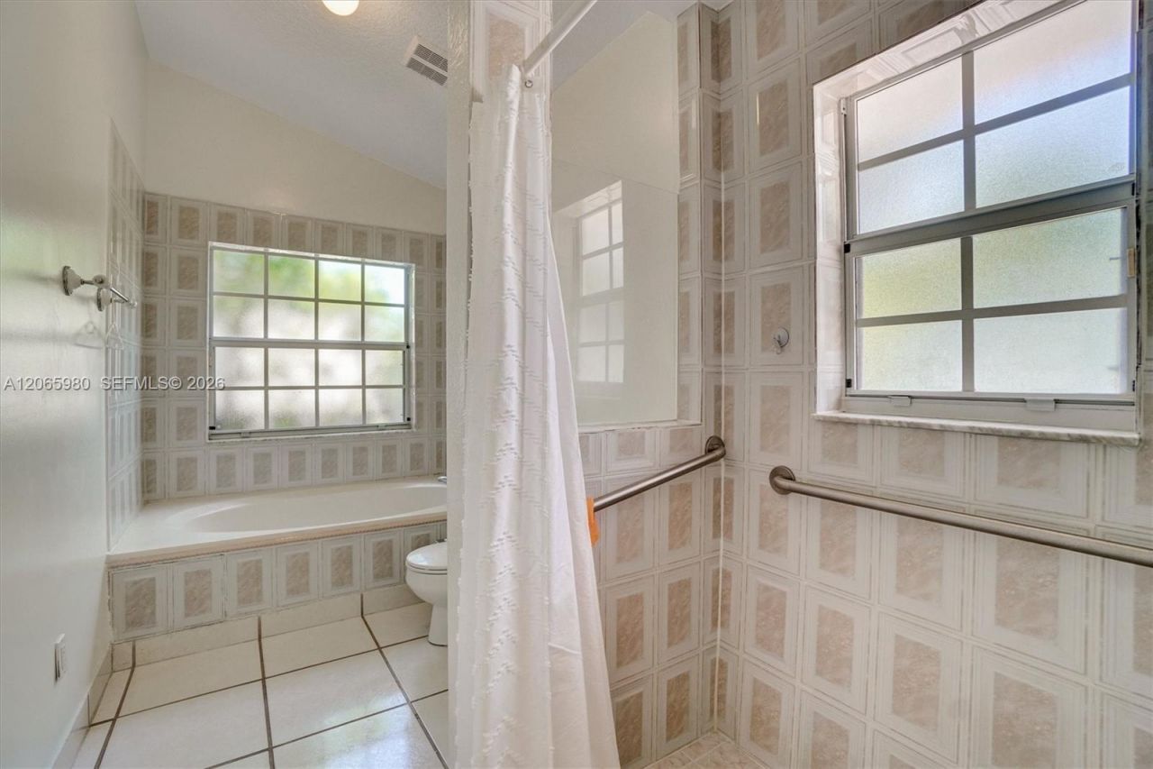 25 Ludlam Dr, Miami Springs, FL 33166 Photo
