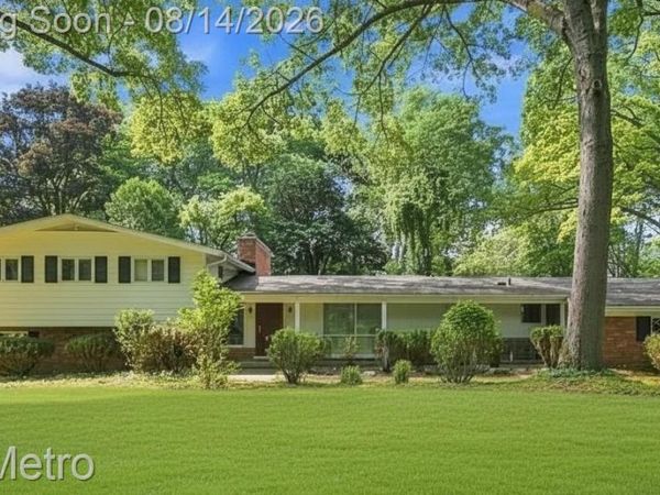 4966 Whispering Pine Lane, Bloomfield Hills, Mi 48302