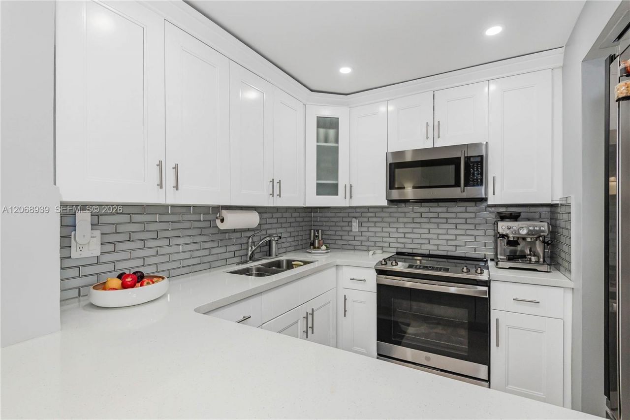 8201 NW 8th St, Unit 1-204, Miami, FL 33126 Photo