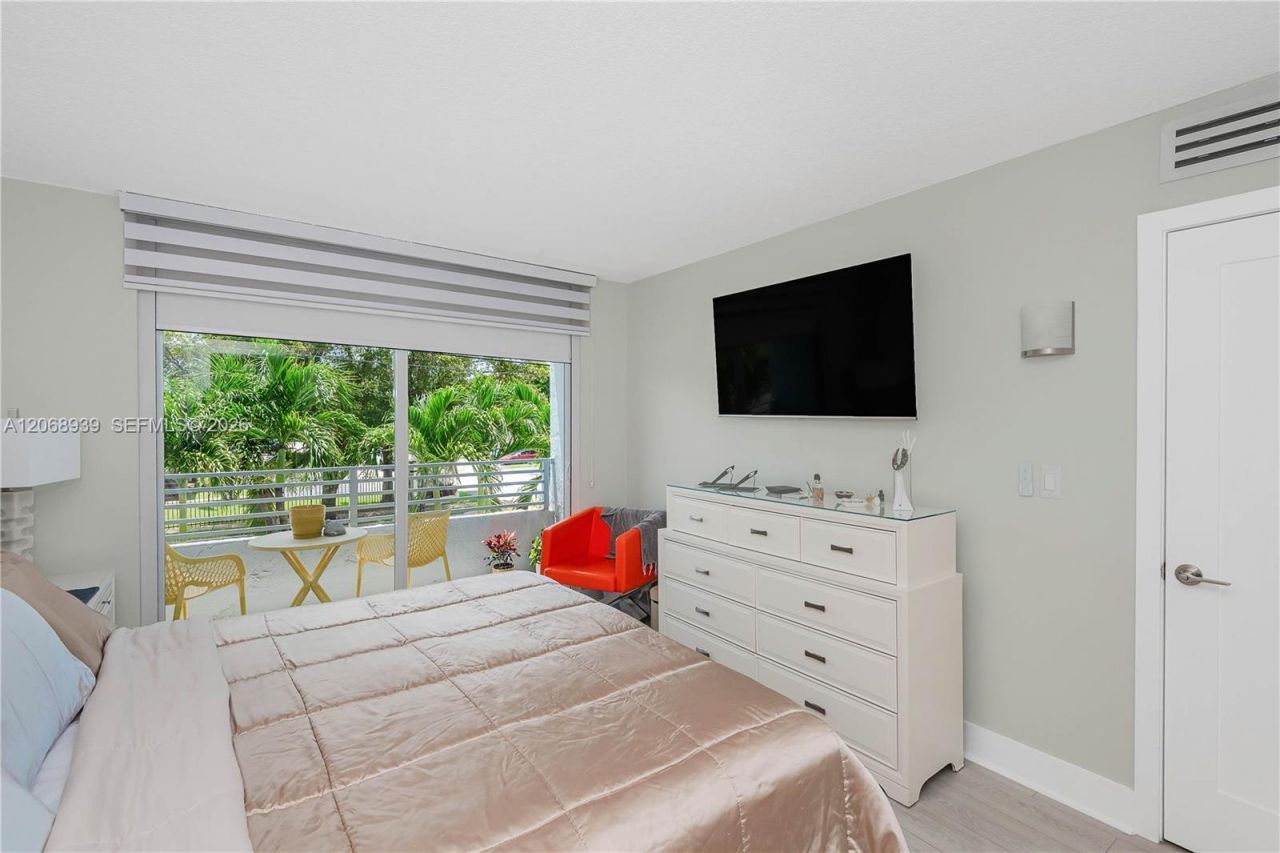 8201 NW 8th St, Unit 1-204, Miami, FL 33126 Photo