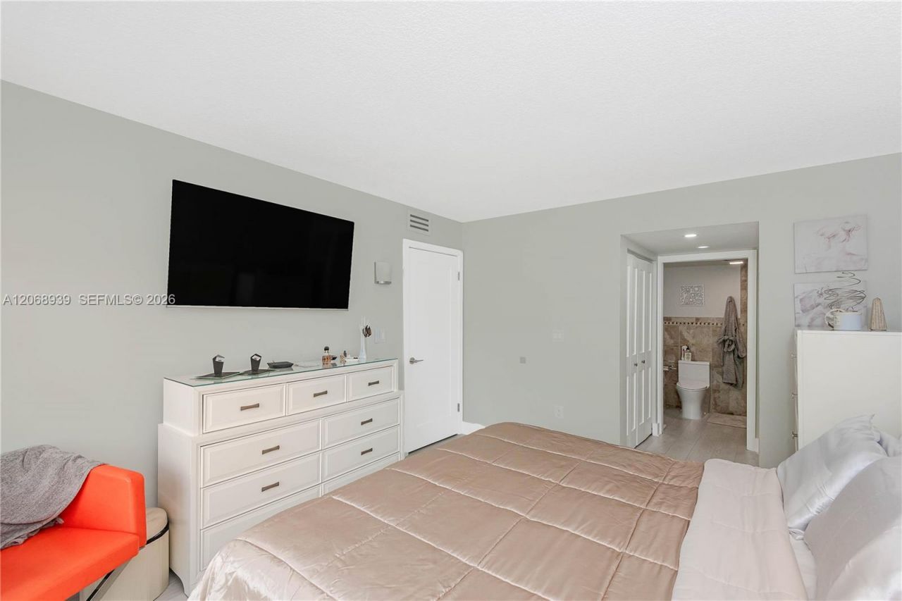 8201 NW 8th St, Unit 1-204, Miami, FL 33126 Photo