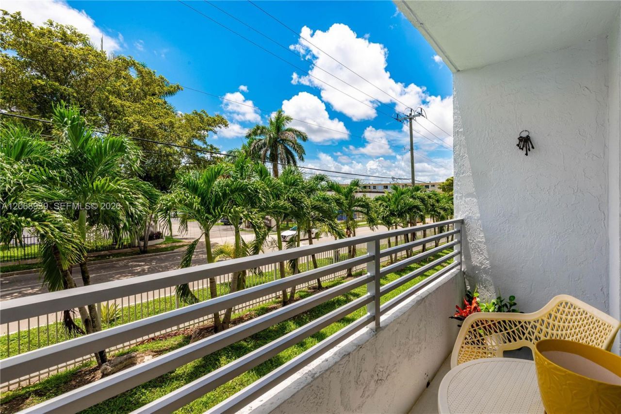 8201 NW 8th St, Unit 1-204, Miami, FL 33126 Photo