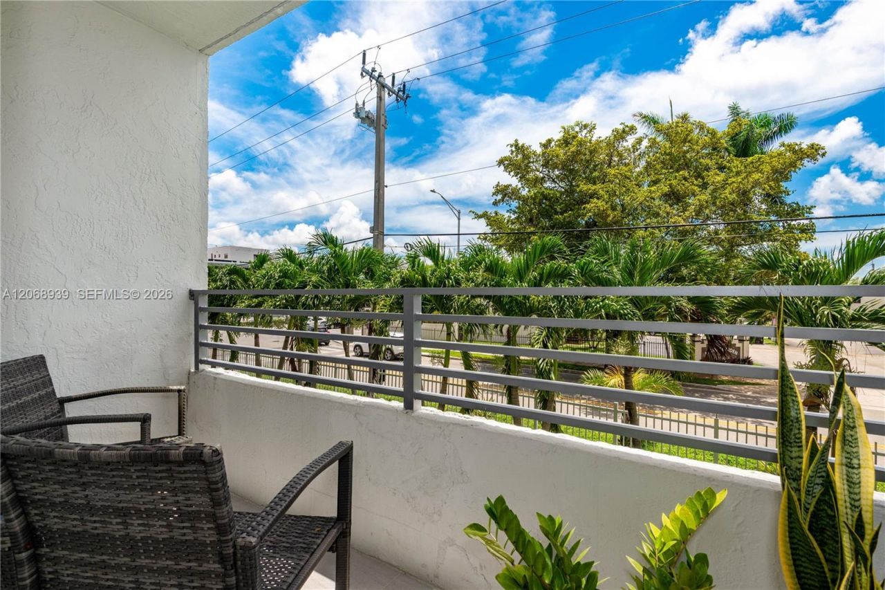 8201 NW 8th St, Unit 1-204, Miami, FL 33126 Photo