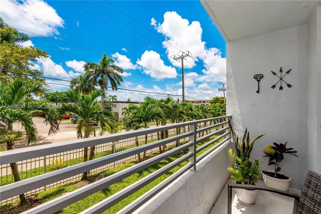 8201 NW 8th St, Unit 1-204, Miami, FL 33126 Photo