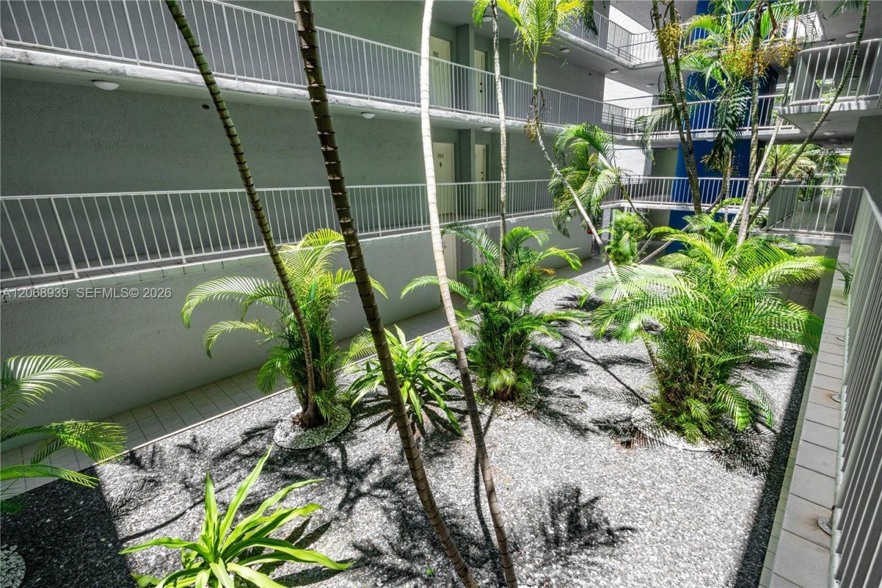 8201 NW 8th St, Unit 1-204, Miami, FL 33126 Photo