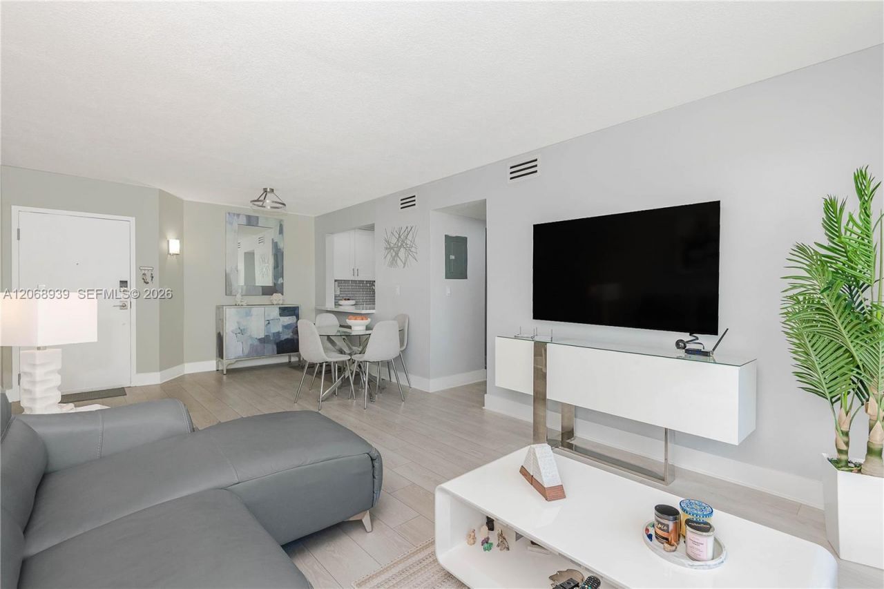 8201 NW 8th St, Unit 1-204, Miami, FL 33126 Photo