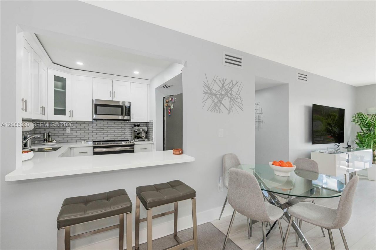 8201 NW 8th St, Unit 1-204, Miami, FL 33126 Photo