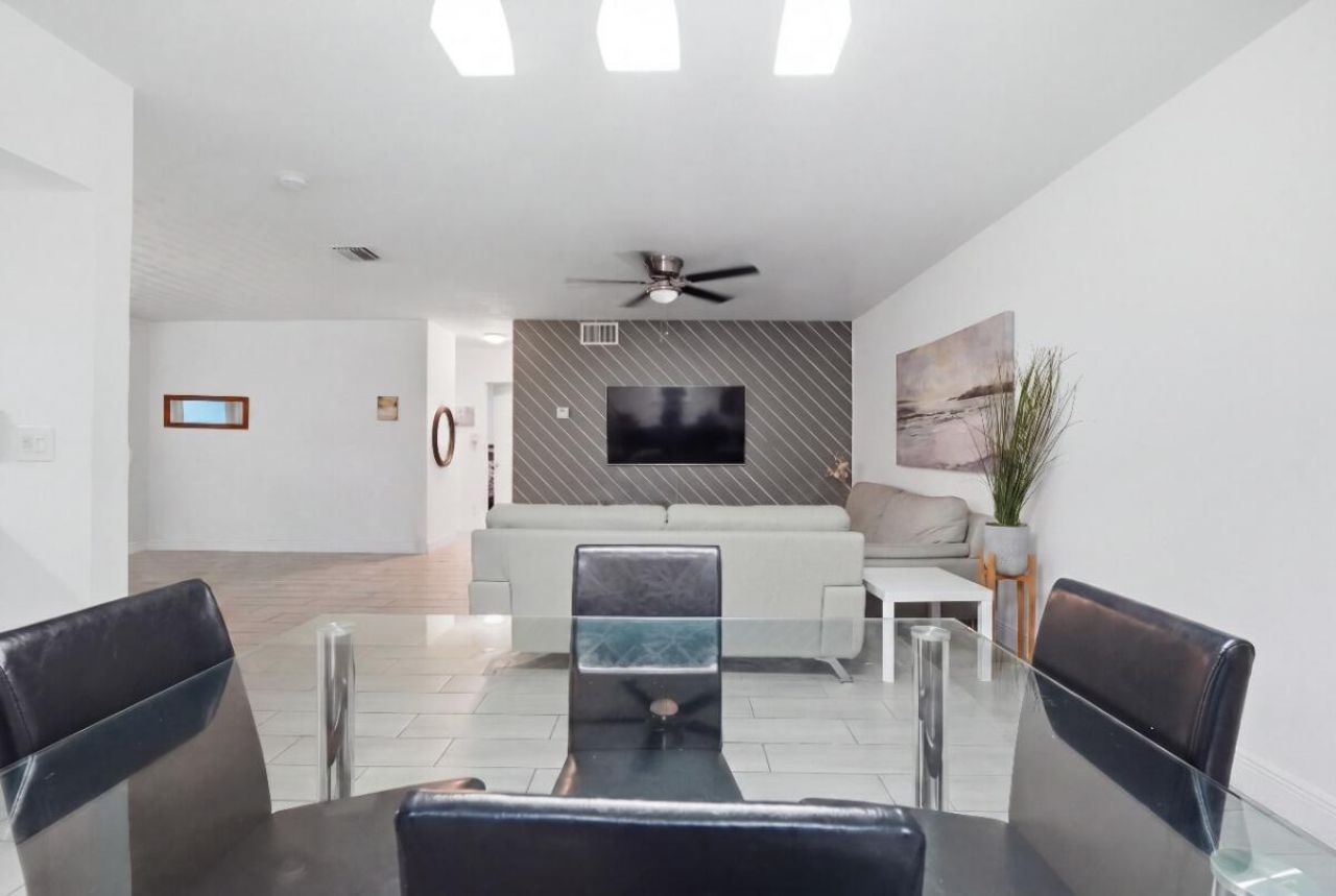 309 SW 7th Court, Hallandale Beach, FL 33009 Photo