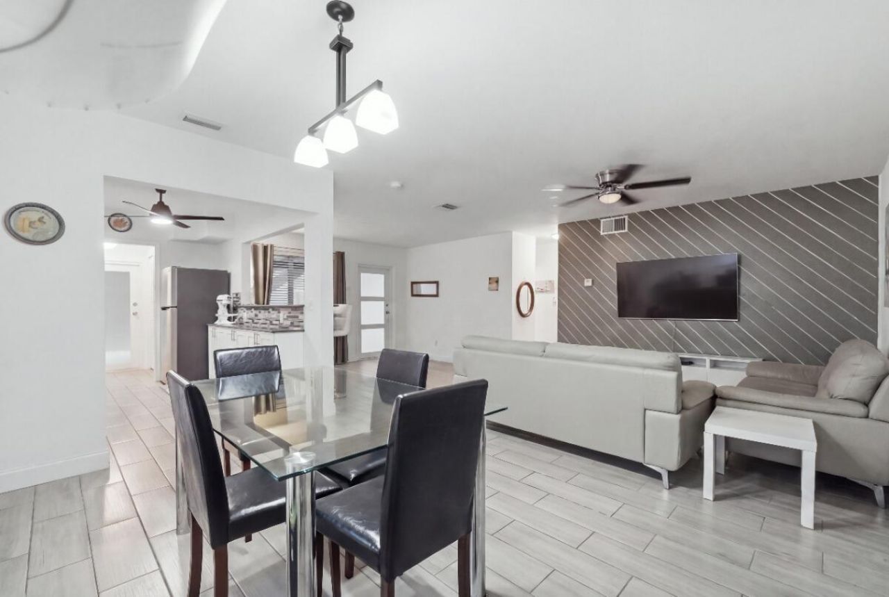 309 SW 7th Court, Hallandale Beach, FL 33009 Photo