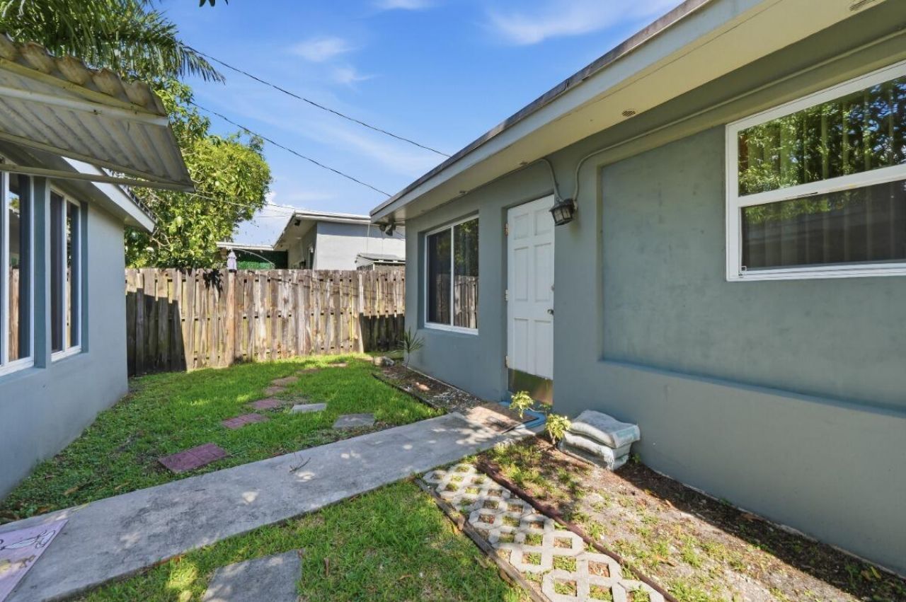 309 SW 7th Court, Hallandale Beach, FL 33009 Photo