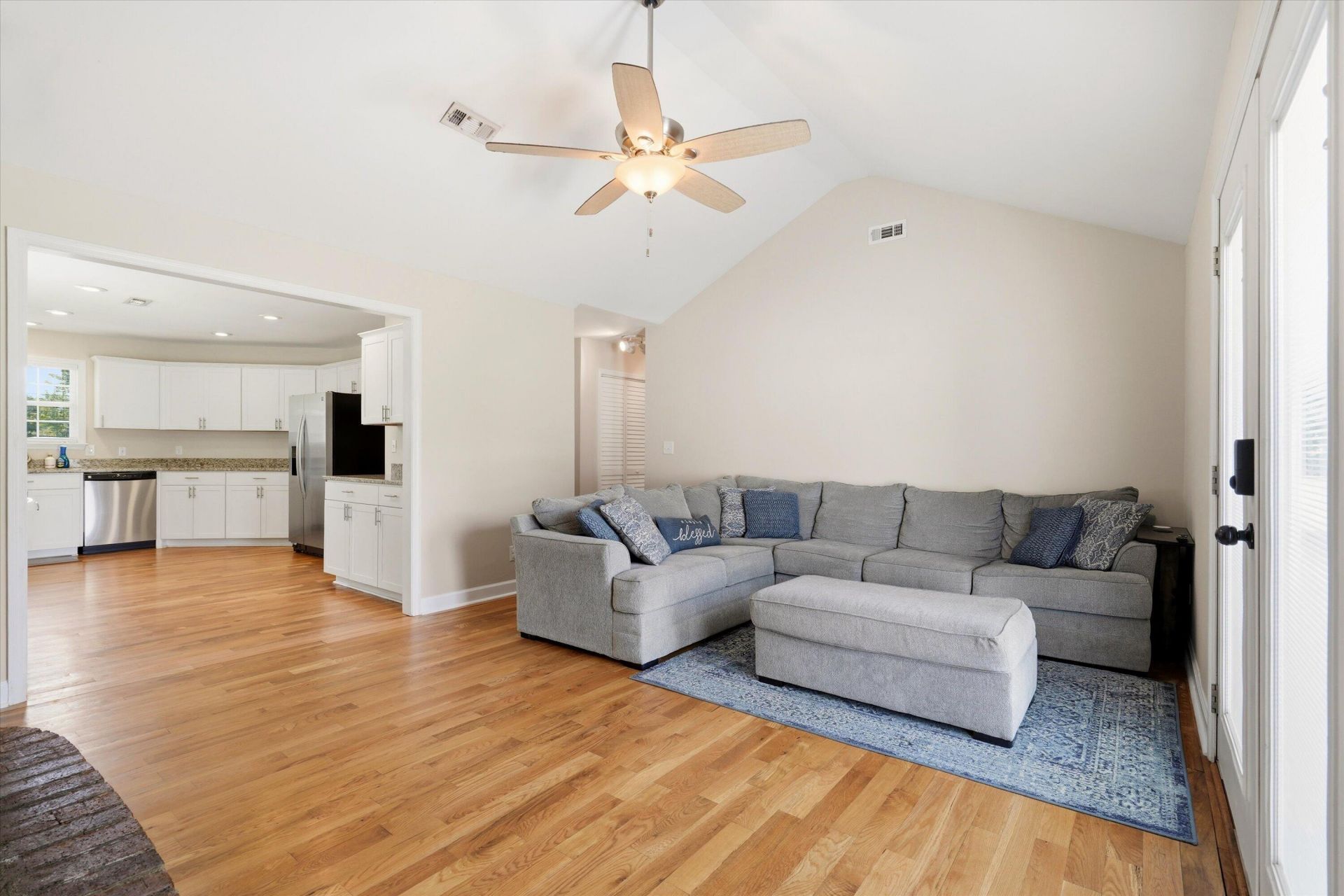 122 Thomas Lane Photo 6