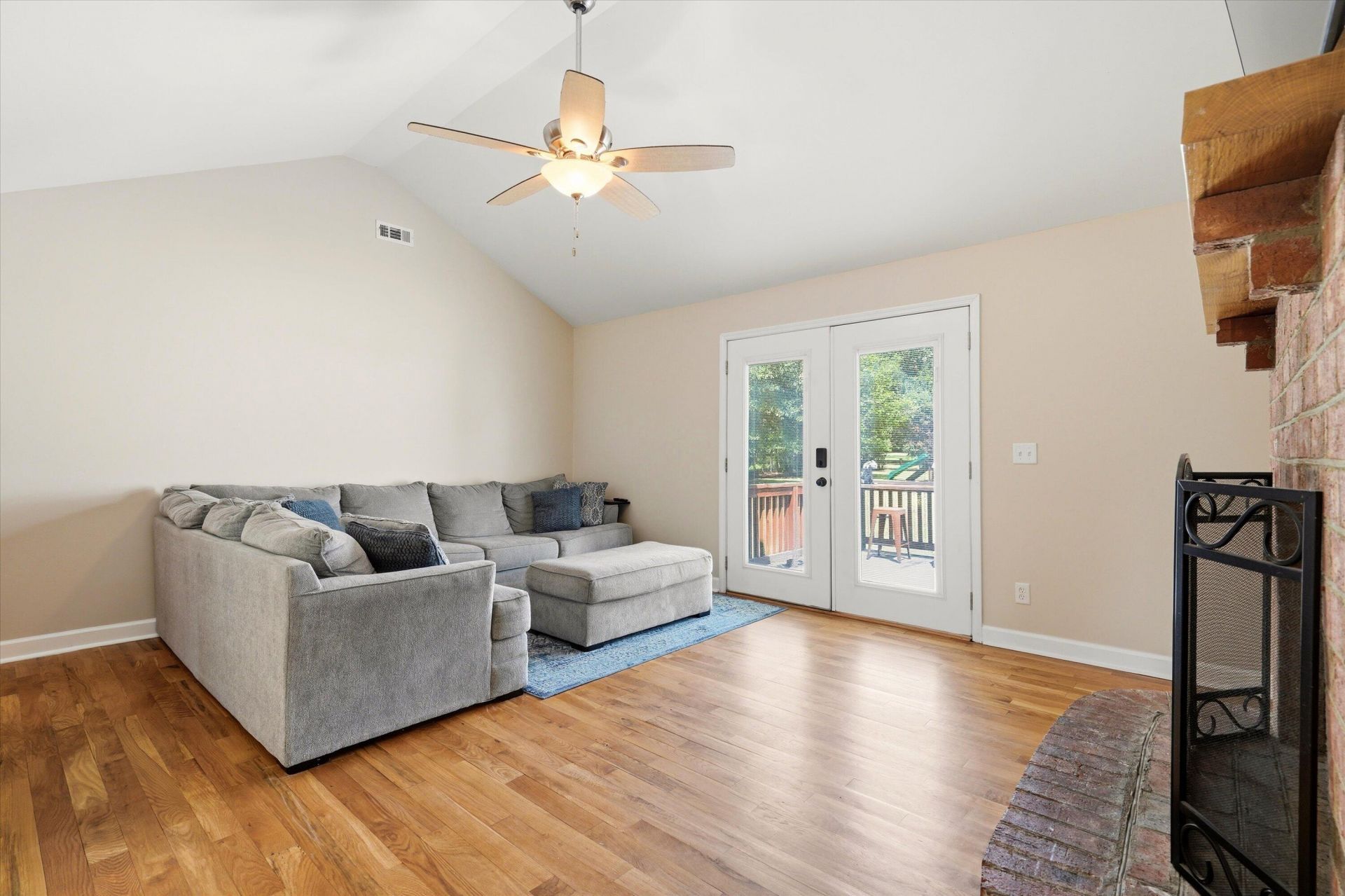 122 Thomas Lane Photo 8
