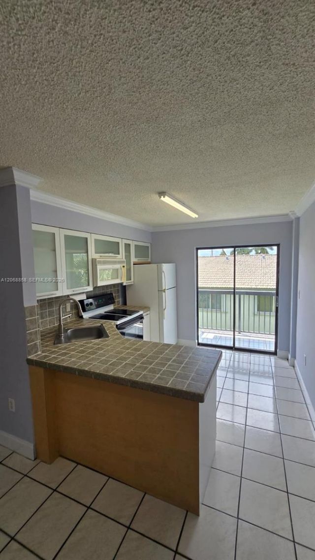 5290 W 21st Ct , Unit 304, Hialeah, FL 33016 Photo