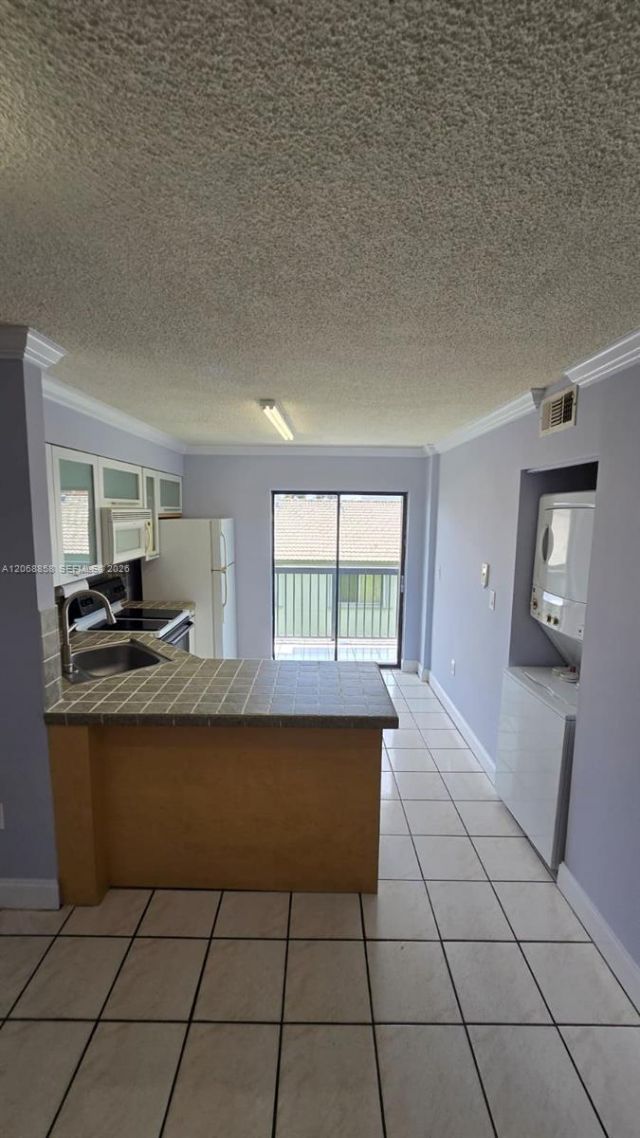 5290 W 21st Ct , Unit 304, Hialeah, FL 33016 Photo