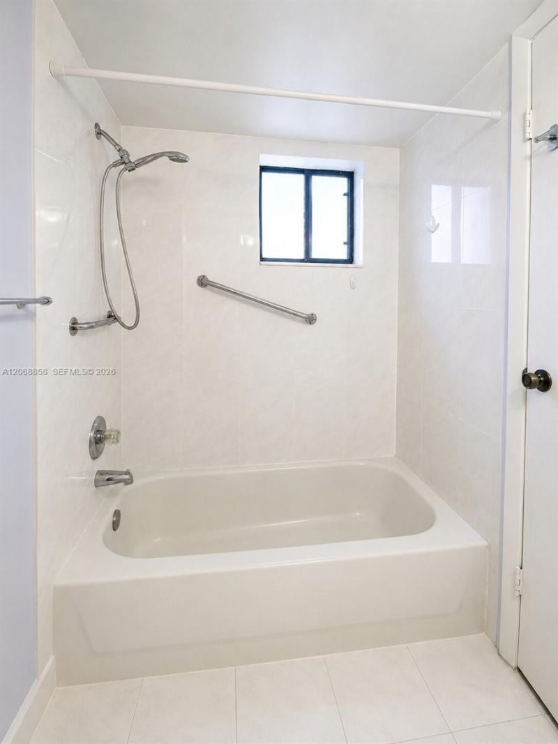 5290 W 21st Ct , Unit 304, Hialeah, FL 33016 Photo