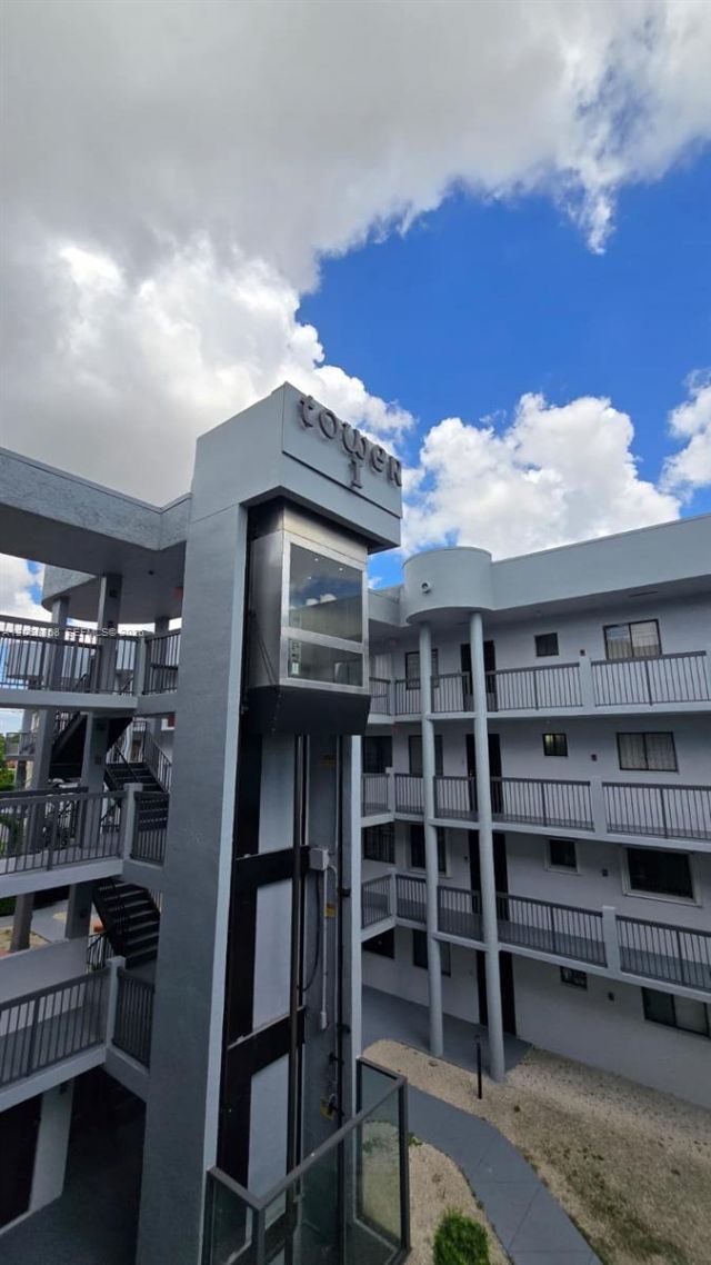 5290 W 21st Ct , Unit 304, Hialeah, FL 33016 Photo