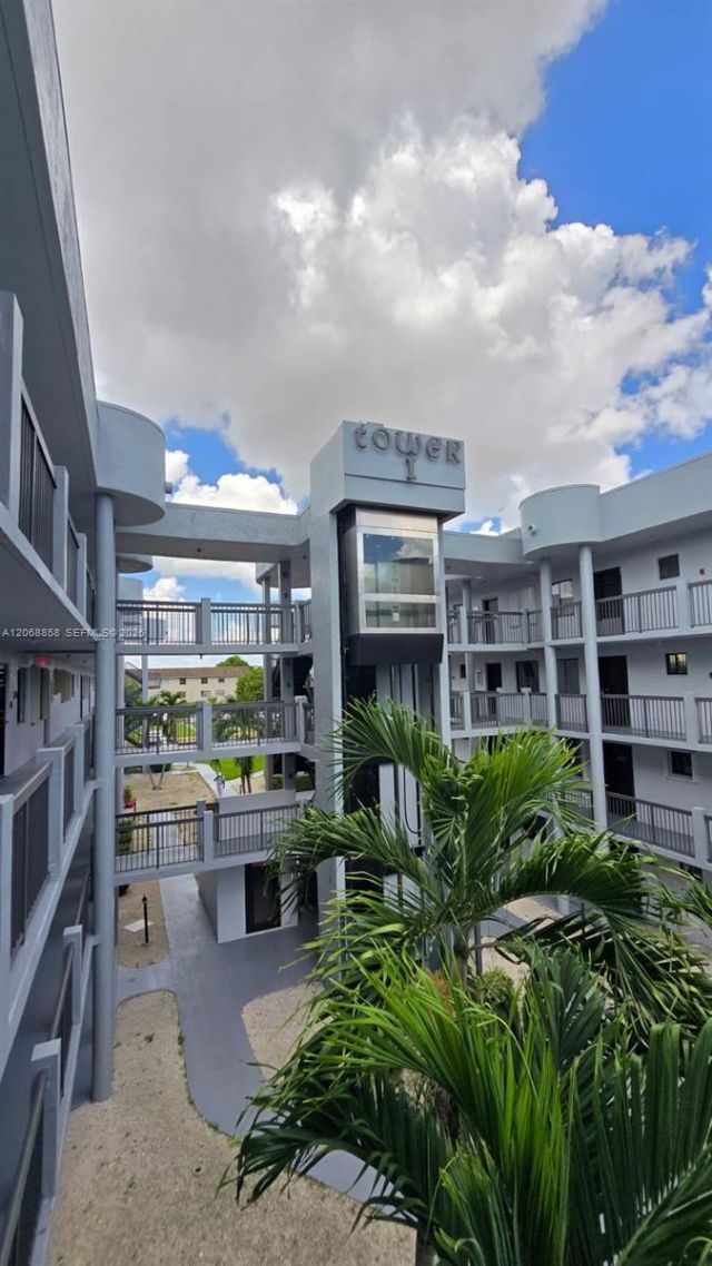 5290 W 21st Ct , Unit 304, Hialeah, FL 33016 Photo