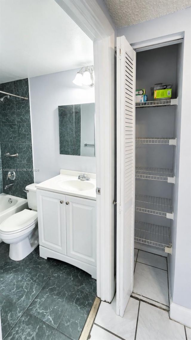 5290 W 21st Ct , Unit 304, Hialeah, FL 33016 Photo