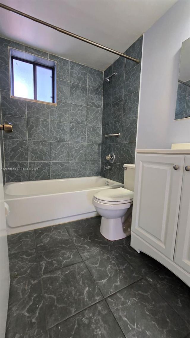 5290 W 21st Ct , Unit 304, Hialeah, FL 33016 Photo