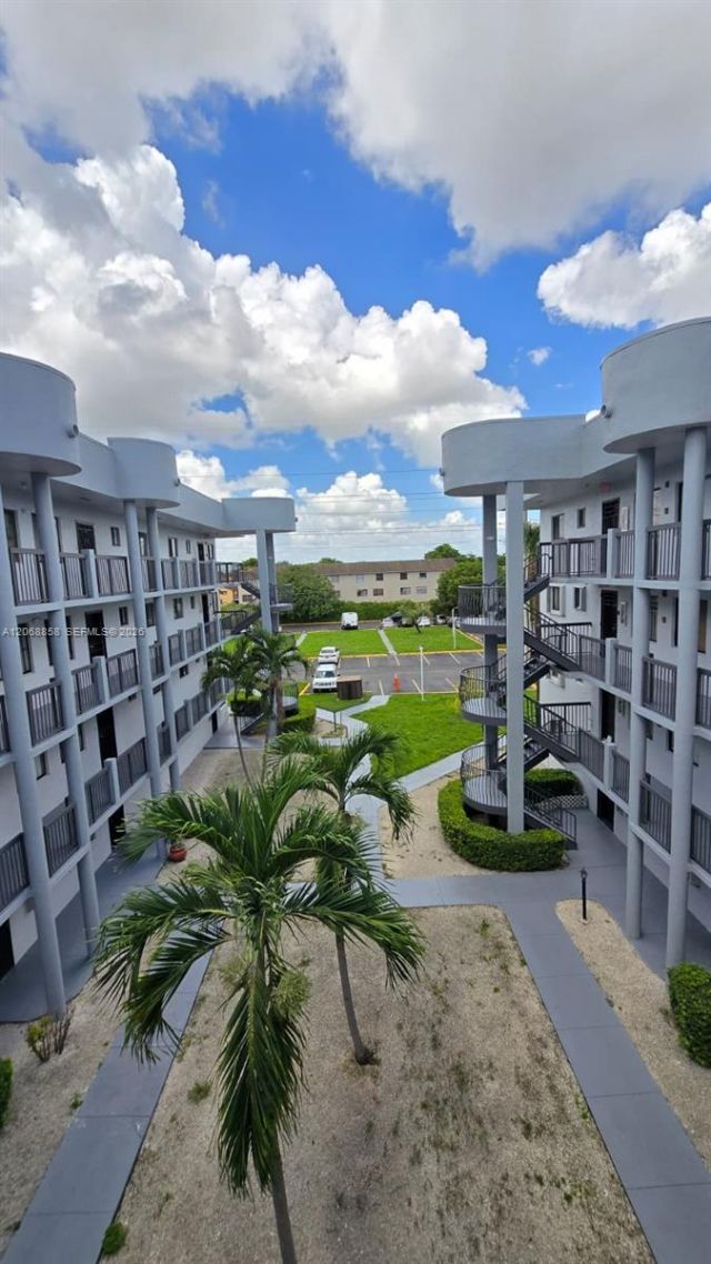5290 W 21st Ct , Unit 304, Hialeah, FL 33016 Photo