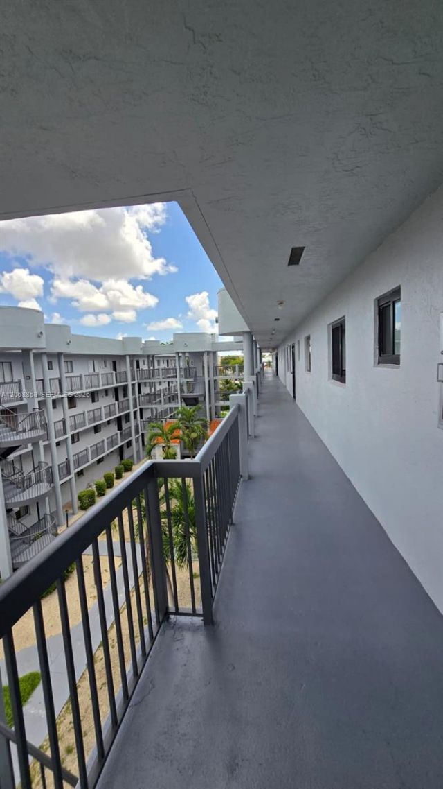 5290 W 21st Ct , Unit 304, Hialeah, FL 33016 Photo