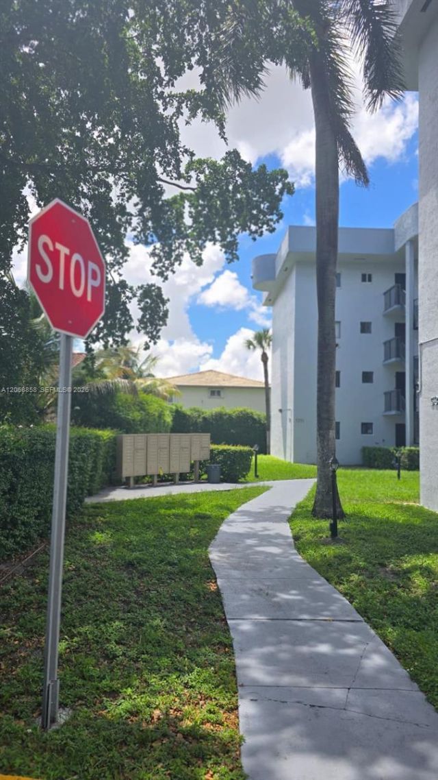 5290 W 21st Ct , Unit 304, Hialeah, FL 33016 Photo