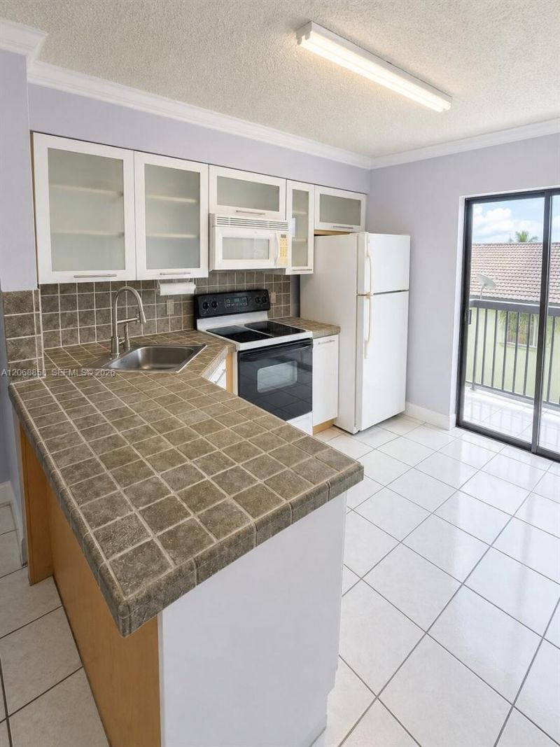5290 W 21st Ct , Unit 304, Hialeah, FL 33016 Photo