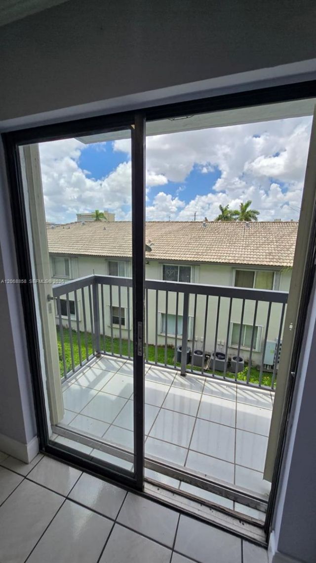 5290 W 21st Ct , Unit 304, Hialeah, FL 33016 Photo