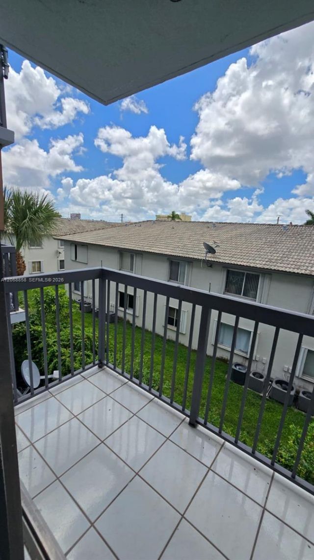 5290 W 21st Ct , Unit 304, Hialeah, FL 33016 Photo