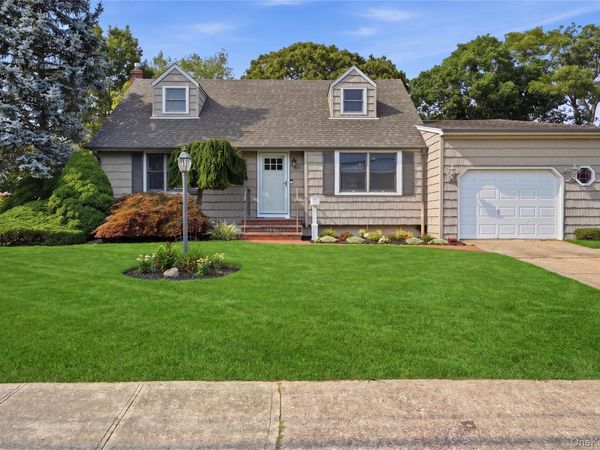 391 Oakwood Avenue , West Islip, NY 11795