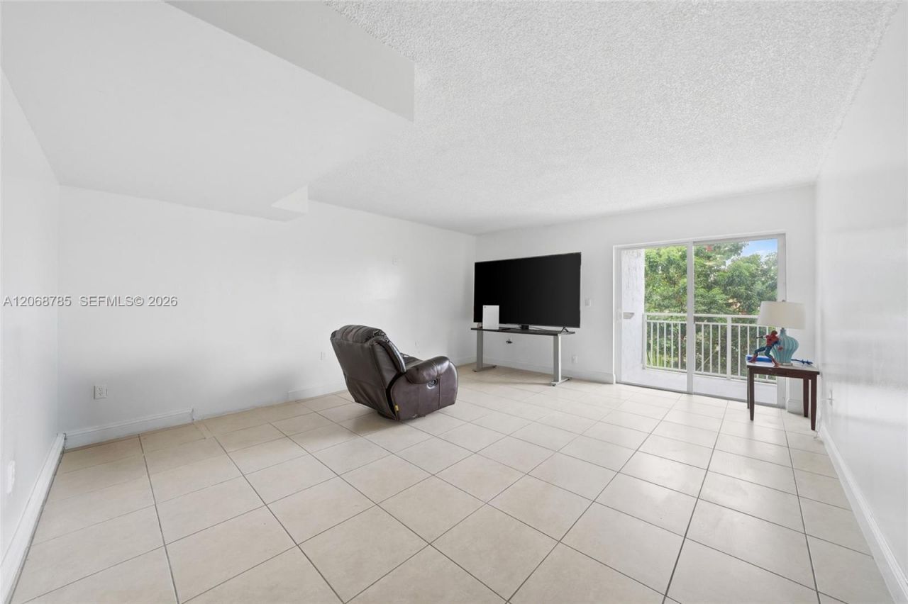 9375 Fontainebleau Blvd , Unit L301, Miami, FL 33172 Photo