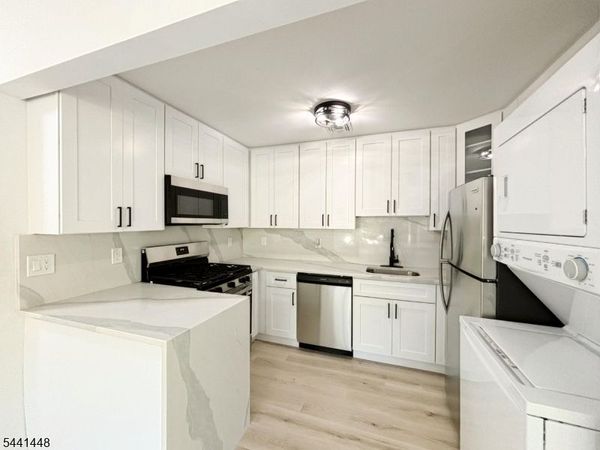 135 Falcon Ridge Way, Hamburg, NJ 07419
