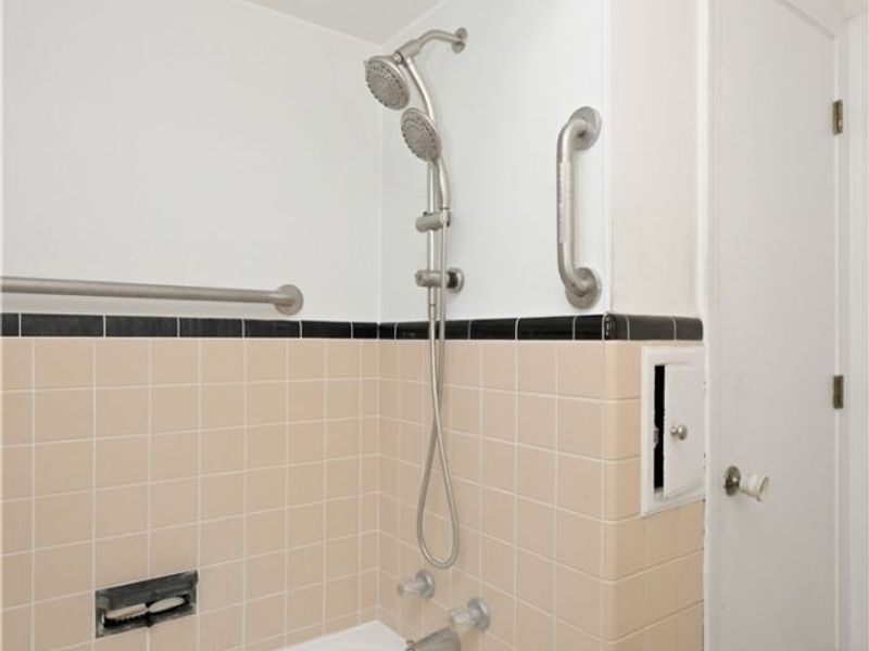 13577 Cedar Road, University Heights, OH 44118 Photo 13