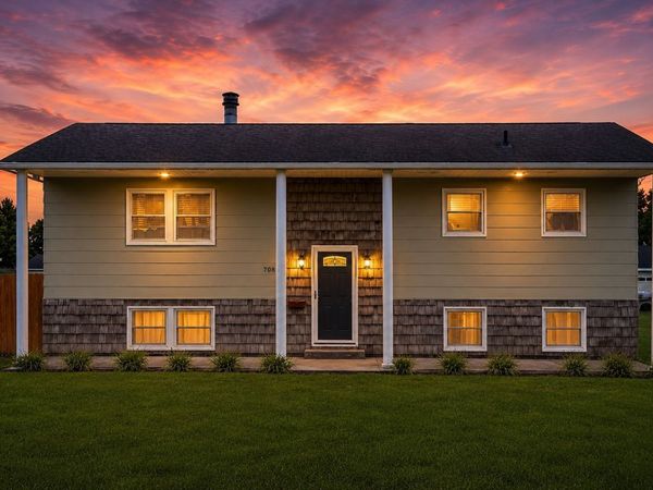 708 E 11th Street , Vinton, IA 52349