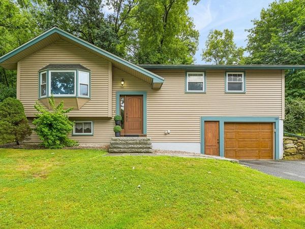 110 Fort Meadow Dr, Hudson, MA 01749