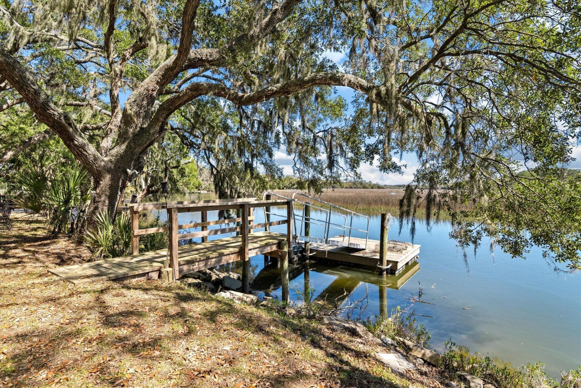 8537 Oyster Factory Photo 18