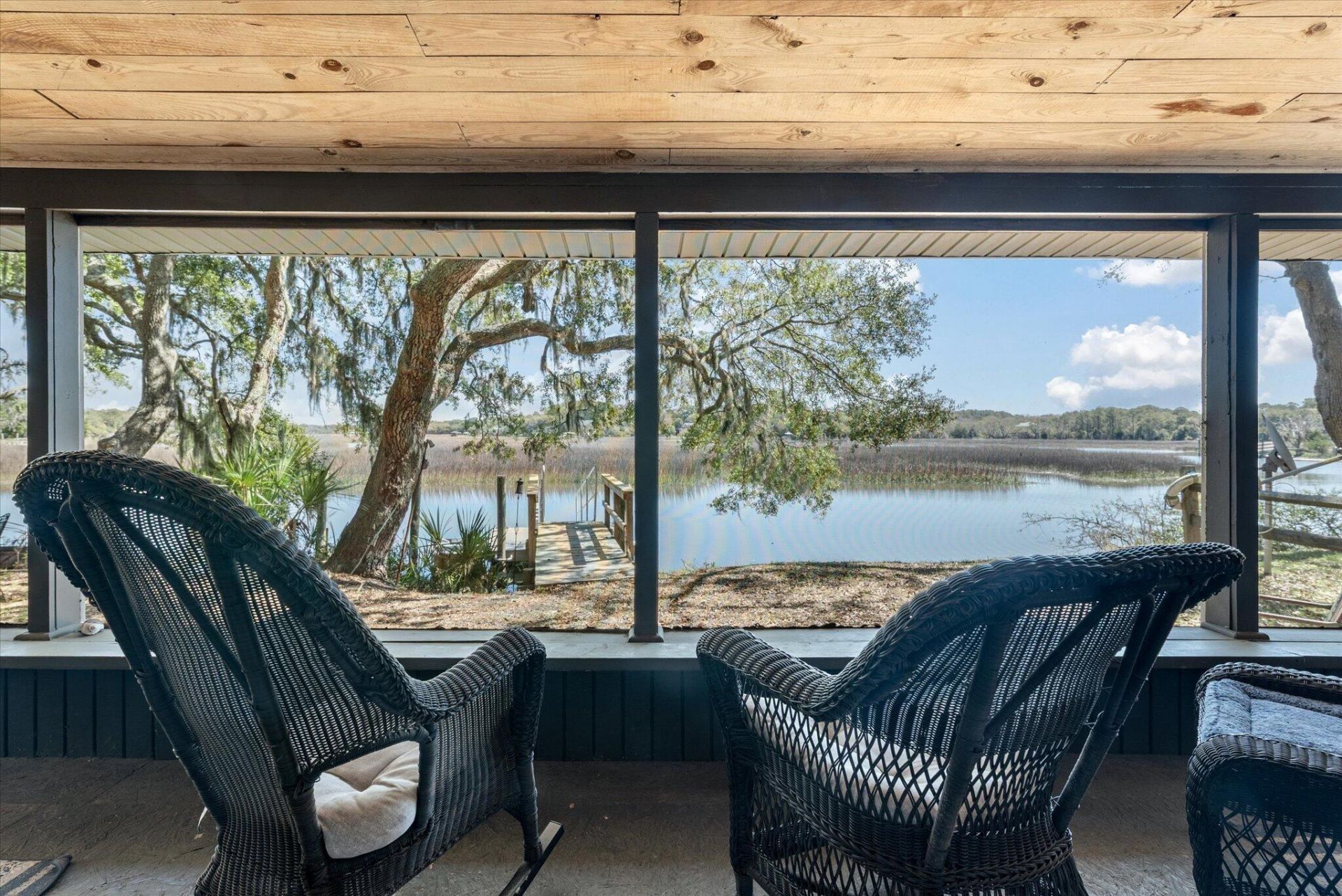 8537 Oyster Factory Photo 4