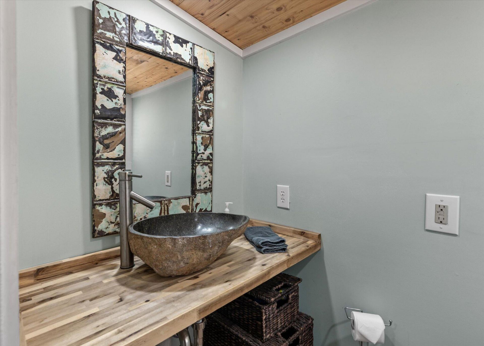 8537 Oyster Factory Photo 45