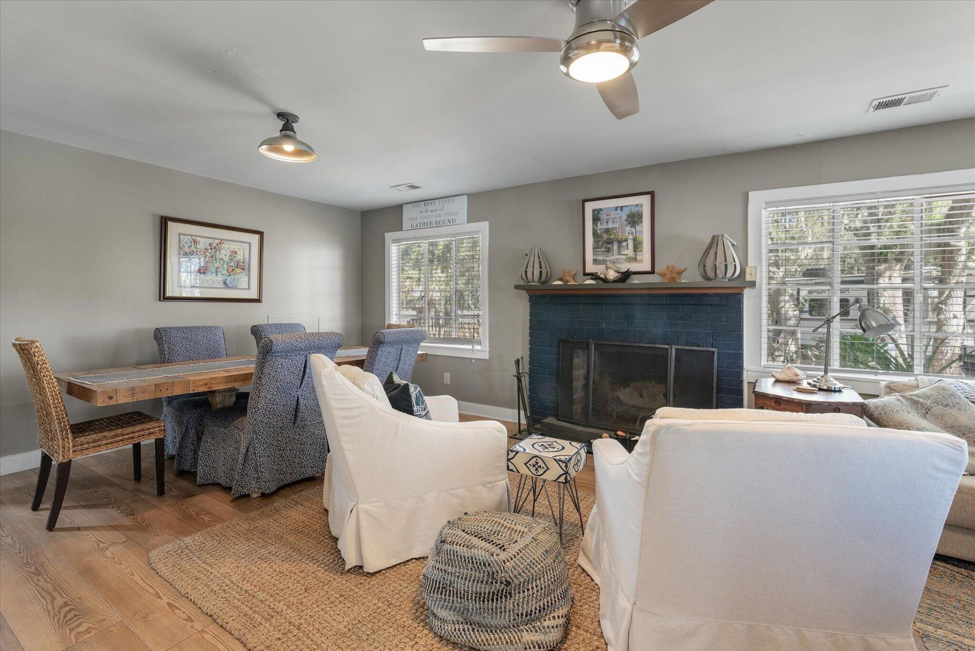 8537 Oyster Factory Photo 50