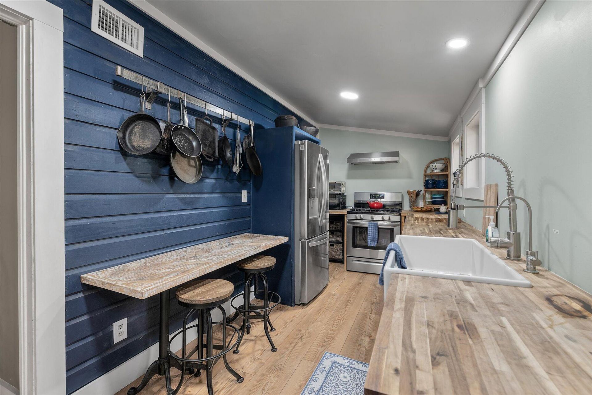8537 Oyster Factory Photo 8