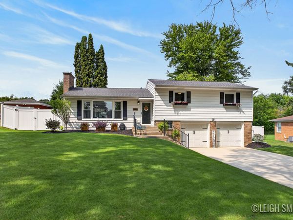 2165 Apple Avenue NW, Grand Rapids, MI 49504