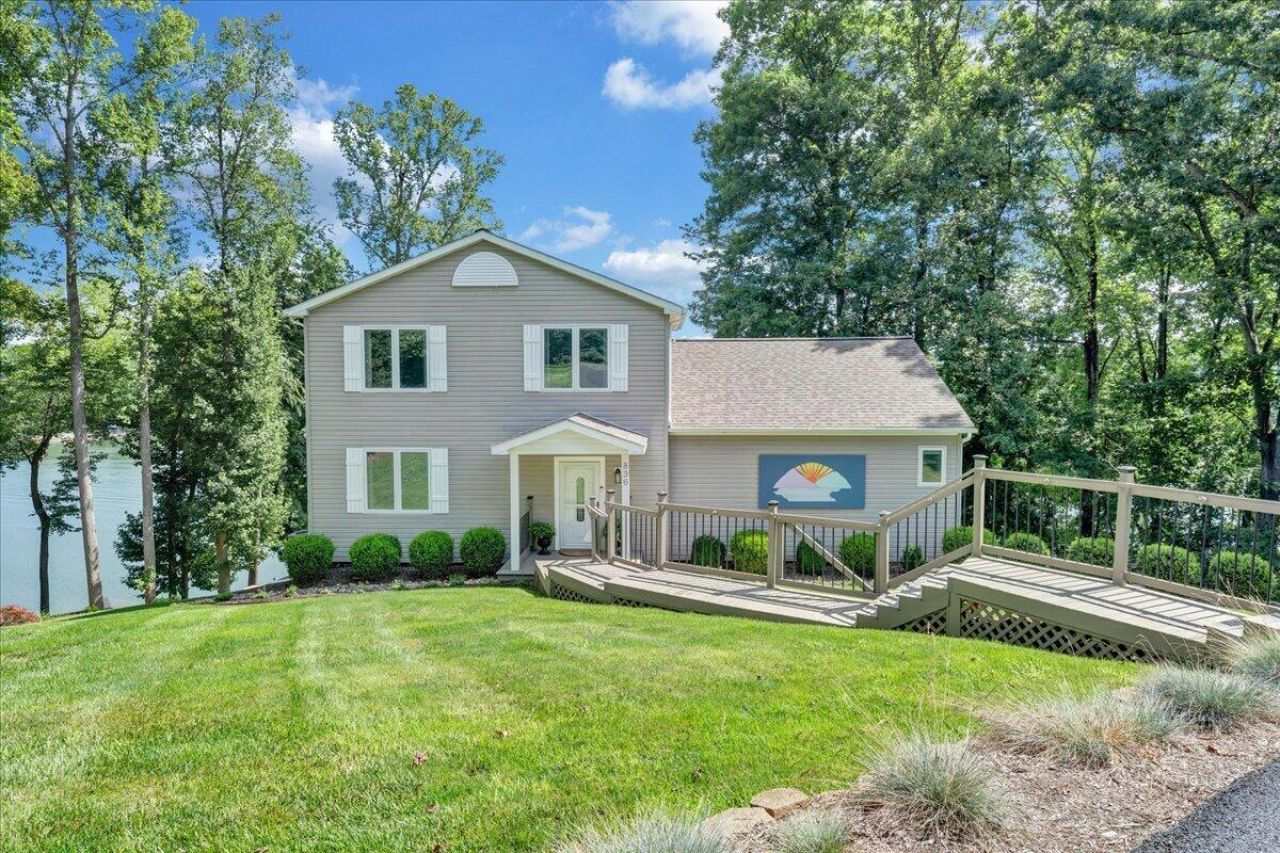836 Long Island Dr, Moneta, VA 24121 Main Photo