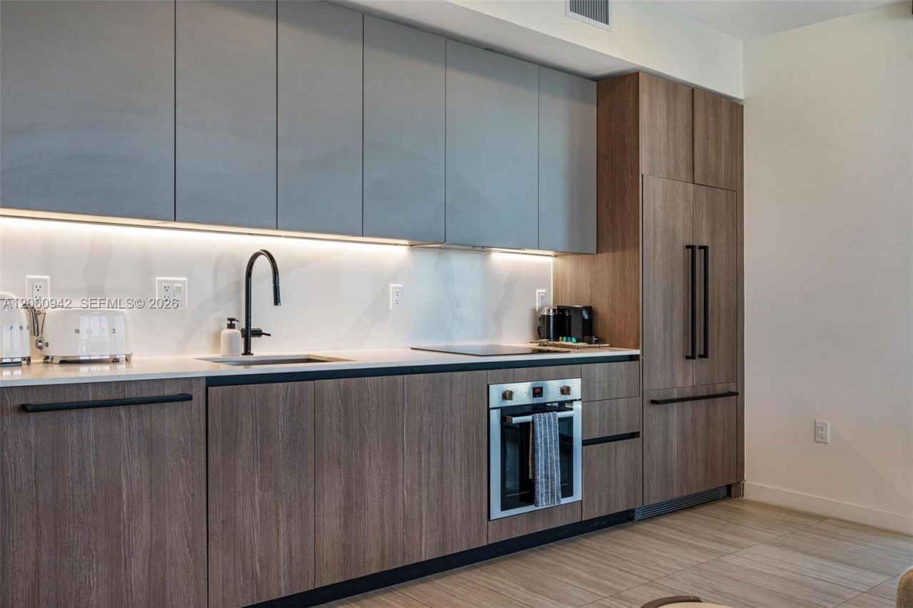 580 72nd St , Unit 1410, Miami Beach, FL 33141 Photo