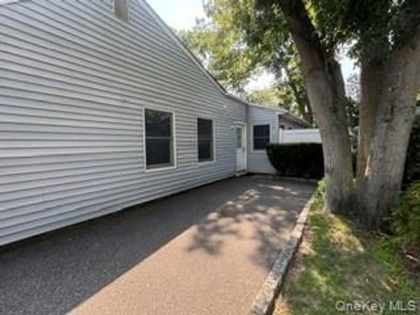 107 Ballad Circle , Holbrook, NY 11741