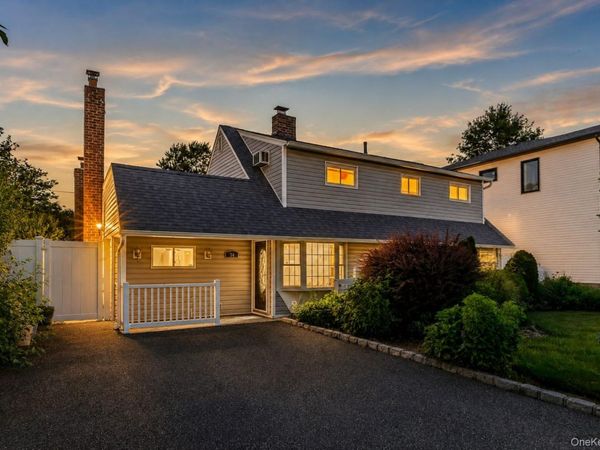 34 Hedge Lane , Westbury, NY 11590